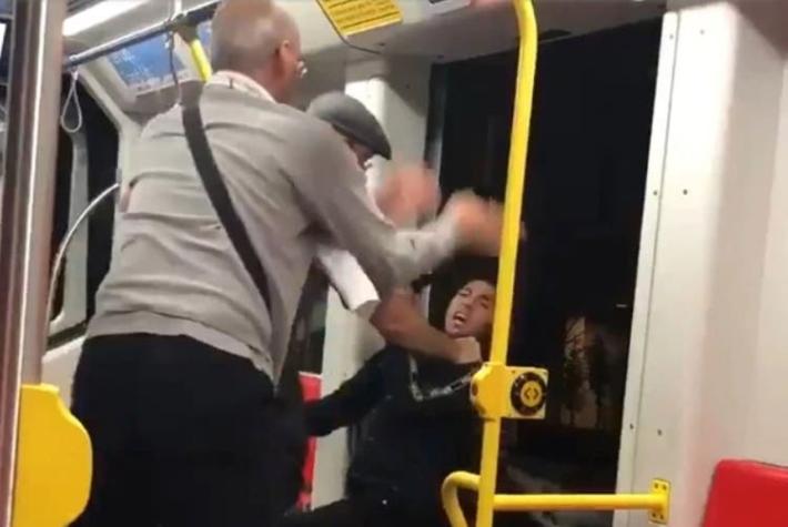 Dos hombres intentaron tirar de un tren a joven que escuchaba "música demasiado alta" en EE.UU.