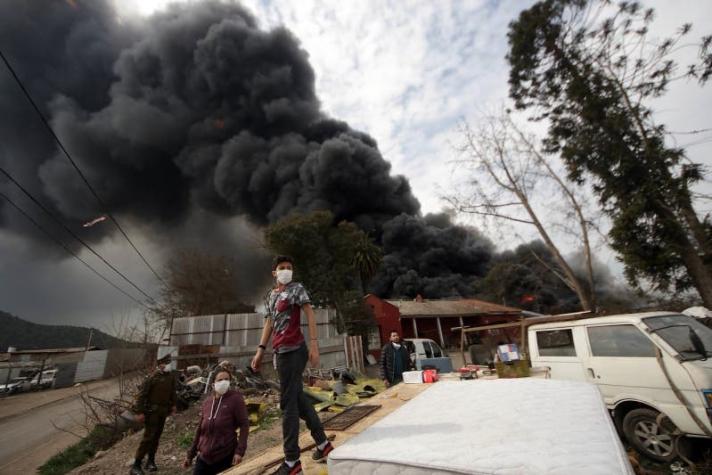 [VIDEO] Bomberos extingue por completo incendio de acopio de neumáticos en Maipú