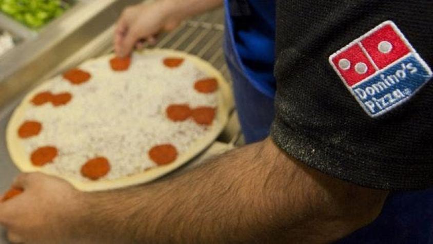 Pizzería retira promoción que ofrecía comida de por vida a quienes se tatuaran el logo de la tienda
