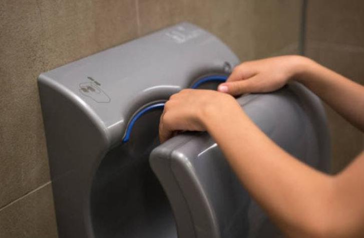 El motivo por el que científicos británicos llaman a no usar secadores de manos