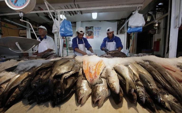 [FOTOS] Pescadería pega ojos plásticos a sus pescados para que luzcan frescos