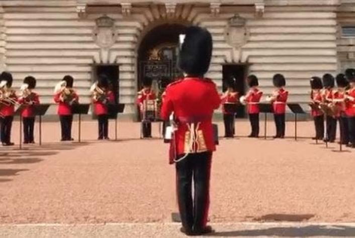 [VIDEO] Guardia Real del Palacio de Buckingham realiza emotivo homenaje a Aretha Franklin