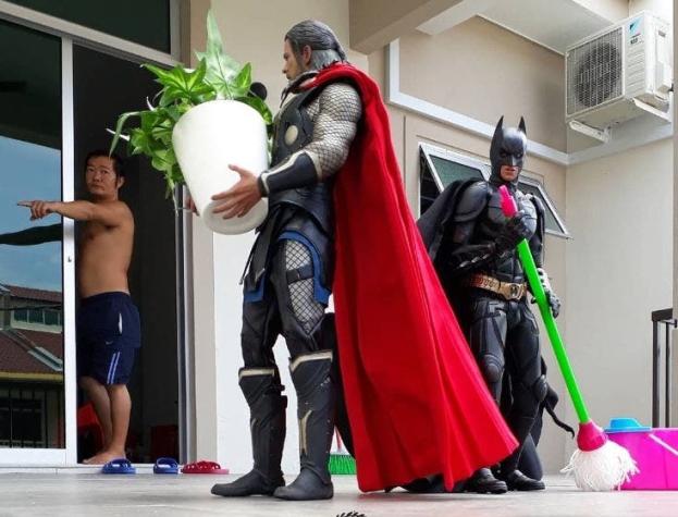 Cosa de perspectiva: Hombre saca carcajadas en Instagram posando junto a superhéroes