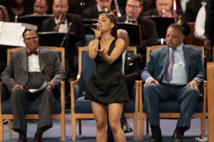 [VIDEO] El incómodo momento que sufrió Ariana Grande en el funeral de Aretha Franklin