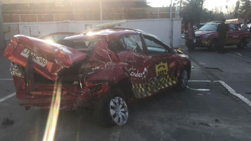 Auto de seguridad ciudadana de Las Condes choca y atropella a una persona tras persecución