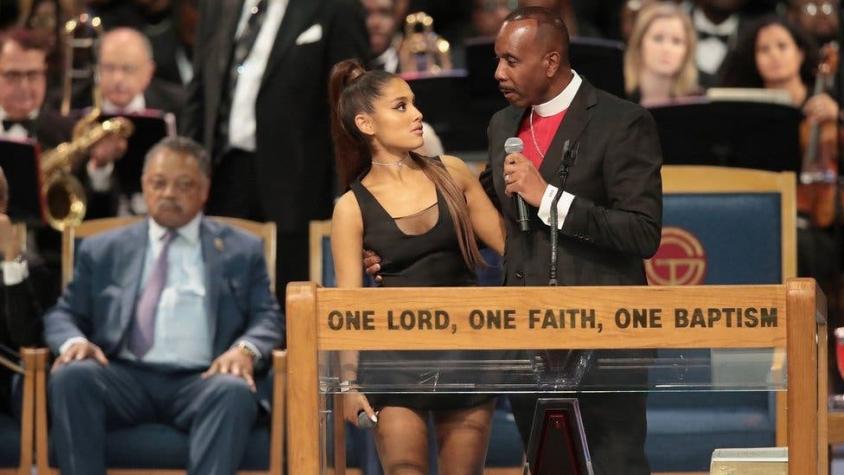 La disculpa de un obispo por "tocar" a Ariana Grande en el funeral de Aretha Franklin