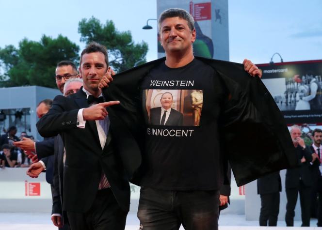 "Weinstein es inocente": La polémica camiseta que usó un cineasta en el Festival de Venecia
