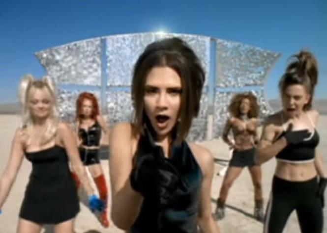 Victoria Beckham recrea noventero video de las Spice Girls con osado look