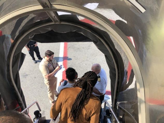 [FOTOS Y VIDEOS] Pasajeros de avión en cuarentena usan redes sociales para retratar la emergencia
