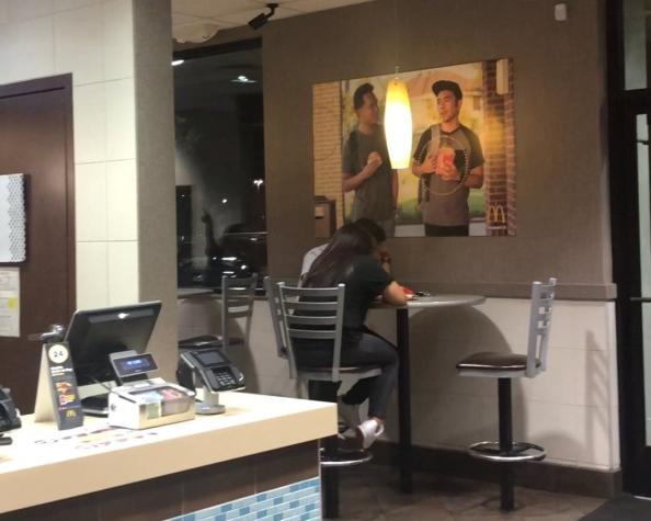 [VIDEO] Amigos cuelgan "póster falso" en local de comida rápida y nadie lo nota en 51 días