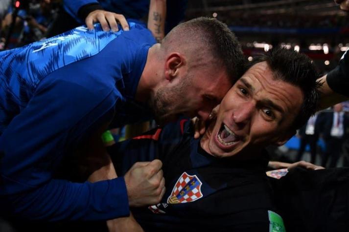 [FOTOS] Final feliz: Futbolistas recibieron en Croacia a fotógrafo que aplastaron durante Rusia 2018