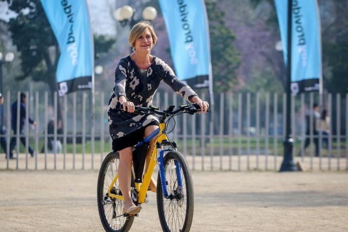 [FOTOS] Alcaldesa Evelyn Matthei sufre caída en bicicleta