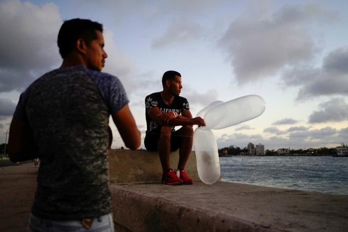 [VIDEO] Ingenio y necesidad: Los otros usos que los cubanos les han dado a los condones