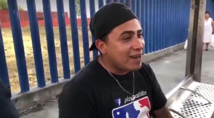 [VIDEO] La hilarante entrevista al mexicano que se le quedó el dedo atorado en un paradero de bus