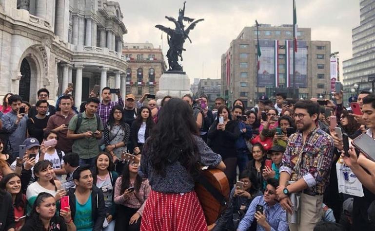 [VIDEO] Mon Laferte sorprende con show improvisado frente al Palacio de Bellas Artes en México