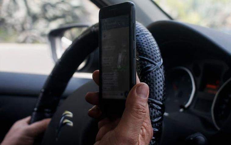 Proyecto ley busca multar a conductores que usen teléfono mientras manejan