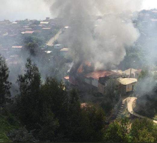 Bomberos de Valparaíso combaten incendio en Playa Ancha
