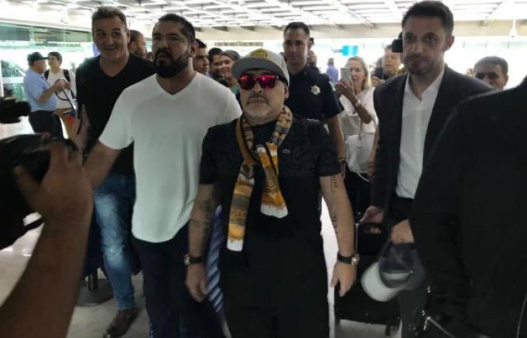 [VIDEO] Problemas para Maradona en México: Vecinos no lo quieren en el barrio y bloquean su mudanza