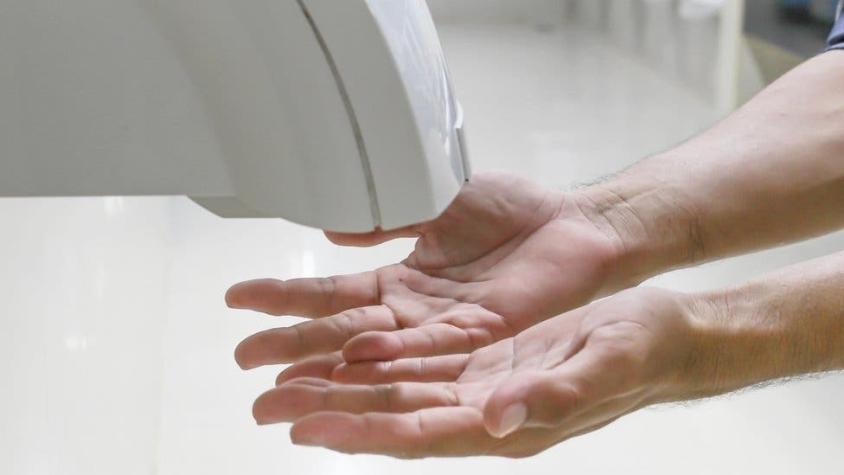 Toallas desechables vs. secadores de aire: ¿qué forma se de secarse las manos es la más saludable?
