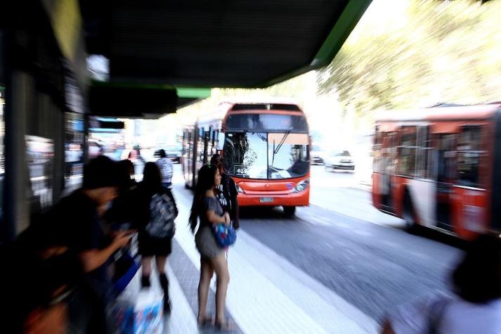 Nueva licitación del Transantiago considera buses con aire acondicionado y cargadores USB