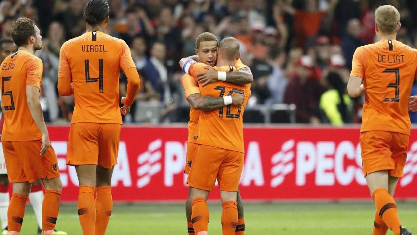 [FOTO] La curiosa camiseta que estrenó Wesley Sneijder tras su retiro de la Selección de Holanda