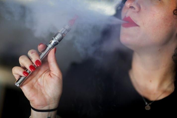 FDA alerta de una "epidemia" por uso de cigarros electrónicos en jóvenes