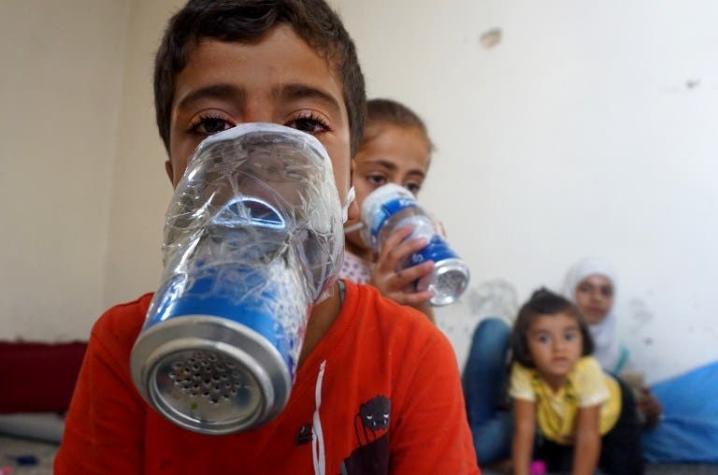 [VIDEO] Máscaras artesanales: la desesperada medida que tomó un sirio para proteger a sus hijos