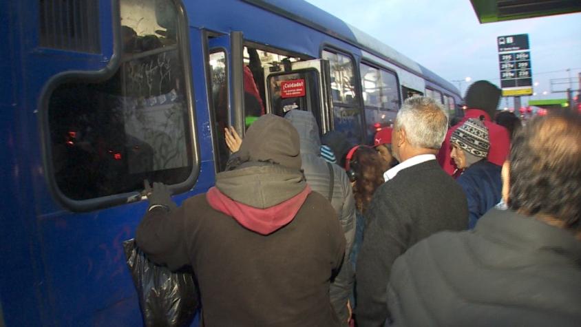 Transantiago: Paro de trabajadores de Subus llega a su tercer día afectando a buses de la línea 200