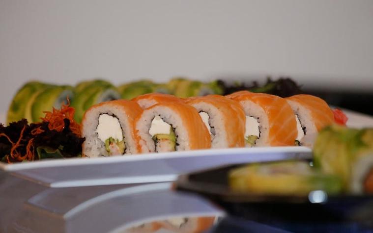 Expulsan a cliente de tenedor libre de sushi por comer demasiado