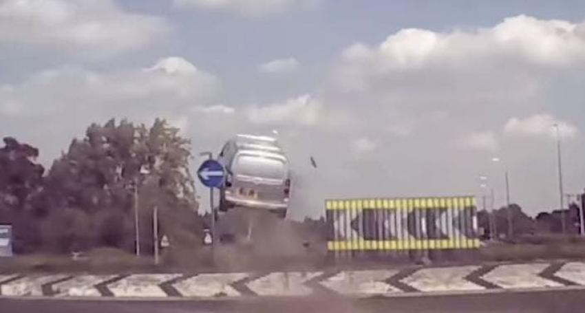 [VIDEO] Un auto a gran velocidad sale volando al no alcanzar a doblar en Inglaterra