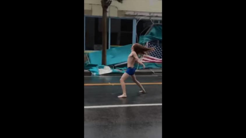 [VIDEO] Sujeto en calzoncillos "enfrentó" en la vía pública al huracán Florence