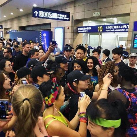 [VIDEO] La emoción de Daddy Yankee tras sorpresivo recibimiento en aeropuerto de China