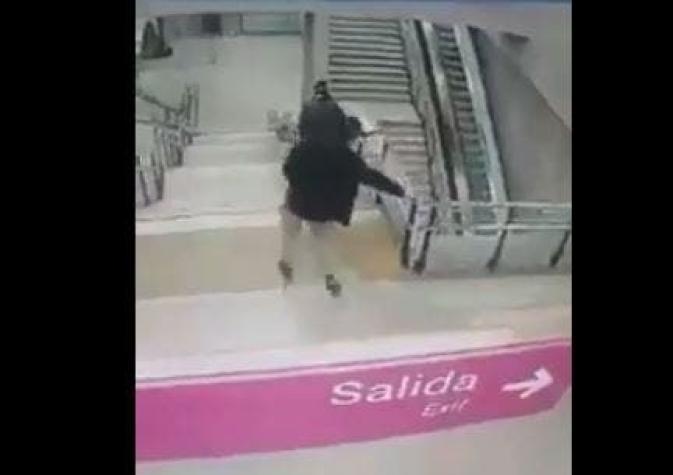 [VIDEO] La fuerte caída que sufrió un joven en las escaleras de metro Estadio Nacional