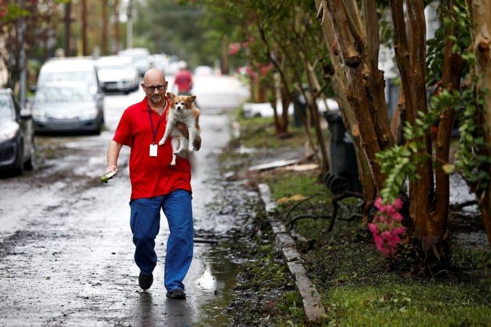 El conmovedor rescate de seis perros enjaulados tras paso del huracán Florence