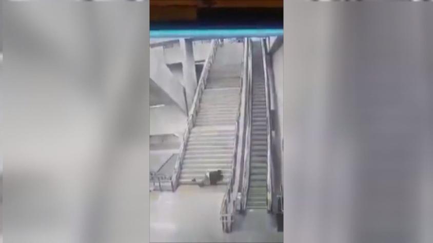 [VIDEO] Increíble caída en escaleras del Metro