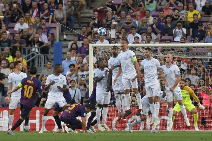 [VIDEO] La particular táctica de los jugadores del PSV para detener un tiro libre de Lionel Messi