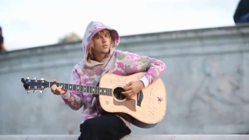 [VIDEO] Un romántico: Justin Bieber dedica serenata a Hailey Baldwin en plena calle de Londres