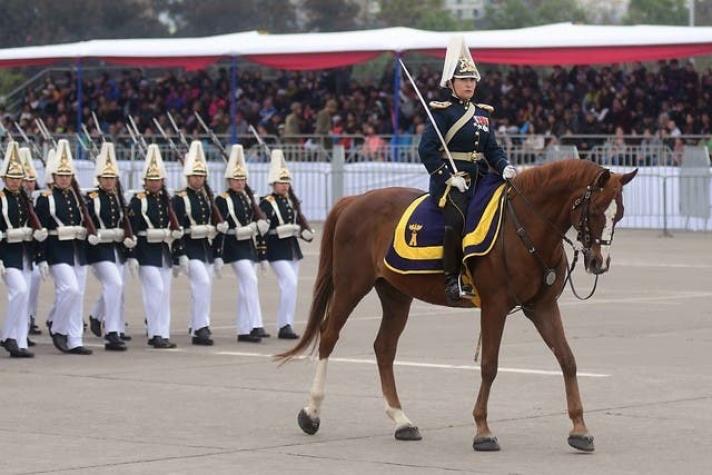 Capitán Mabel Sánchez es la primera mujer en comandar una compañía de cadetes en la Parada Militar