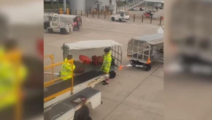 [VIDEO] ¿Cómo tratan las maletas en un aeropuerto? Una pasajera lo descubrió y grabó