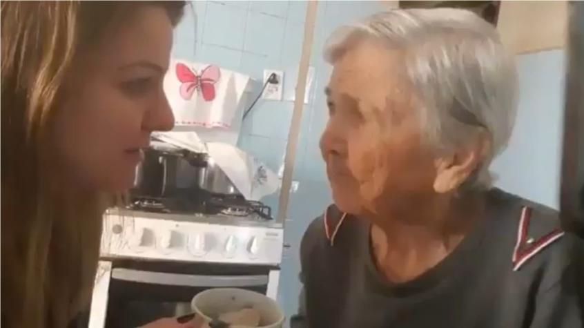 [VIDEO] El emotivo momento en que una anciana con Alzheimer reconoce a su nieta