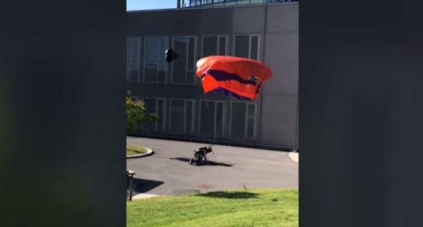 [VIDEO] Hombre salta en paracaídas desde un edificio y se rompe ambas piernas