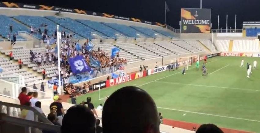 [VIDEO] Un hombre salta una valla para celebrar un gol y desaparece