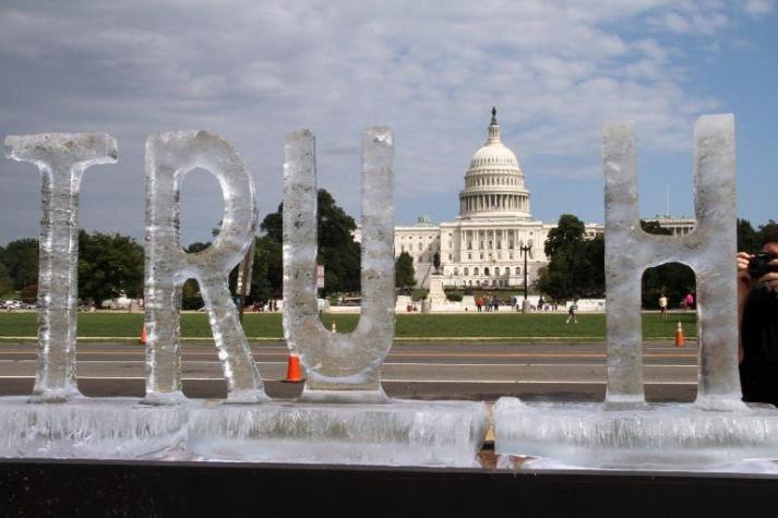 Protesta contra "fake news" con escultura de hielo frente al capitolio de EE.UU.