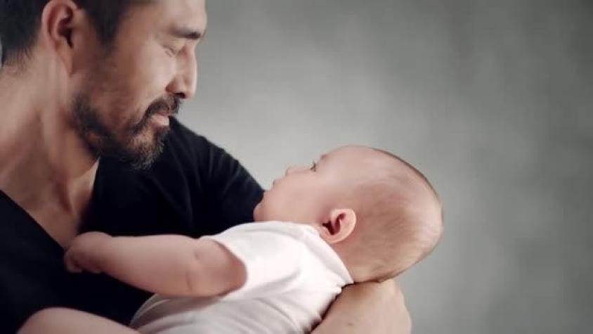[VIDEO] La emocionante reacción de un bebé al ser cargado por hombre que recibió corazón de su madre