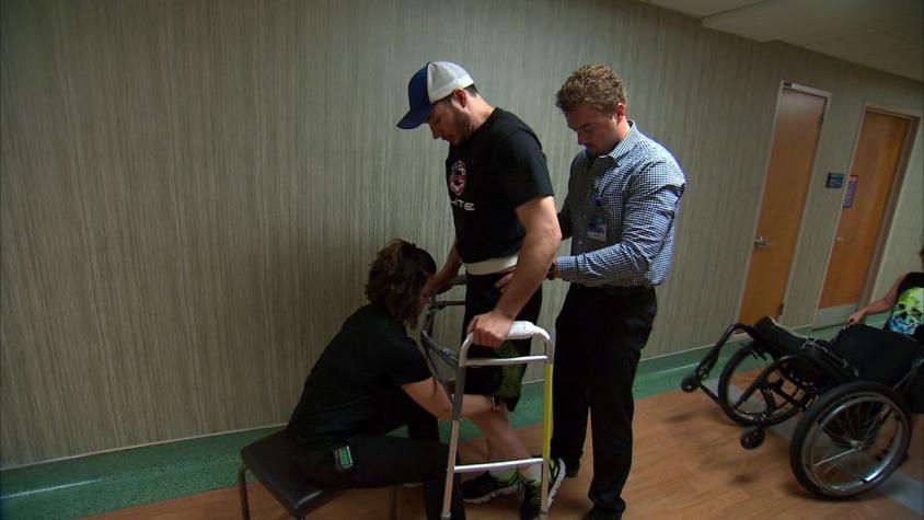 [VIDEO] ¿Cómo se realizó el innovador procedimiento que permitió caminar a un parapléjico en EEUU?