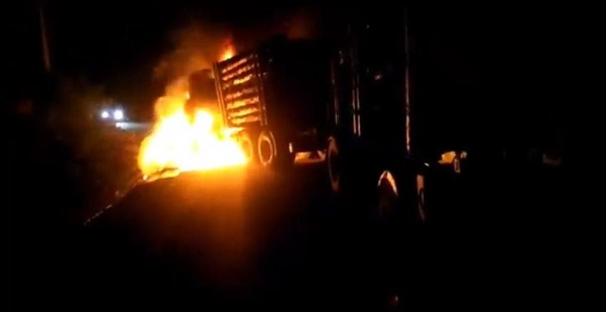 [VIDEO] Camión forestal resulta quemado tras presunto ataque incendiario en Contulmo