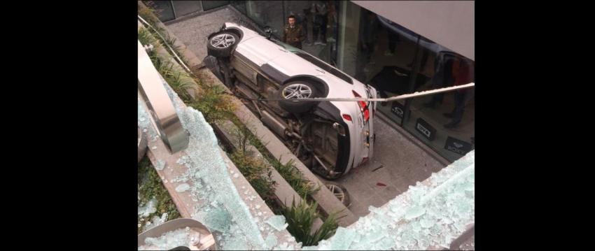 [VIDEO] Auto cae a subterráneo de edificio tras persecución policial en Las Condes