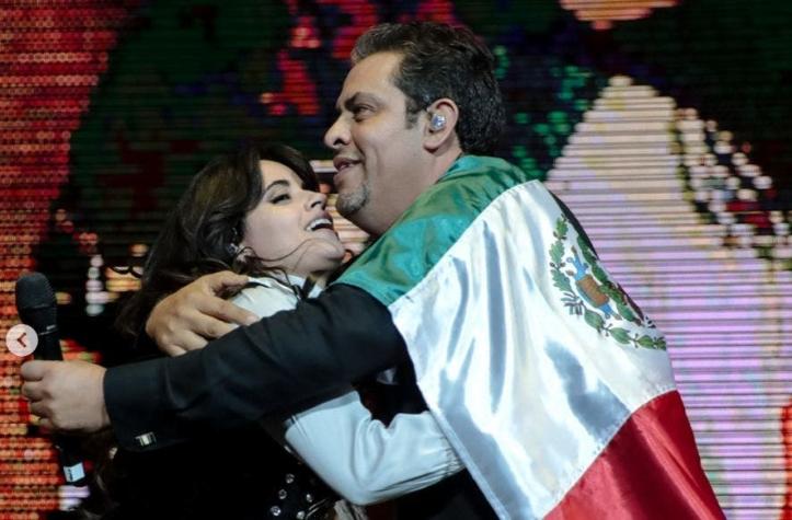[VIDEO] Camila Cabello sorprende a México cantando en español junto a su padre durante concierto