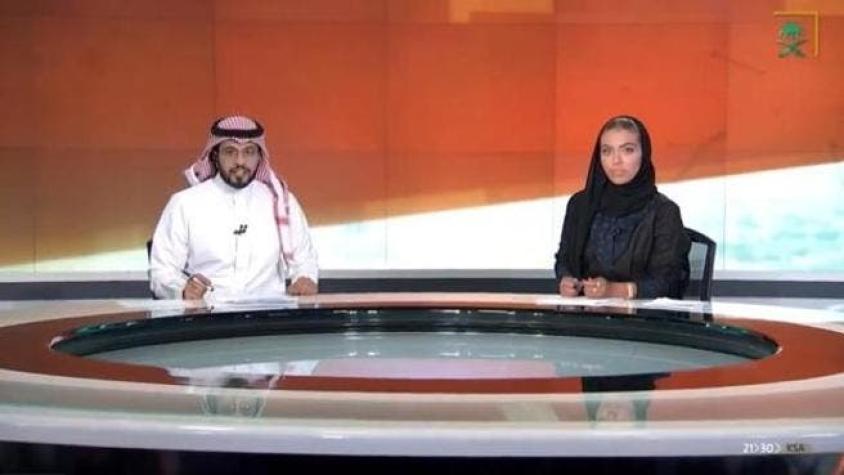 [VIDEO] Por primera vez en la historia una mujer conduce noticiero prime en Arabia Saudita