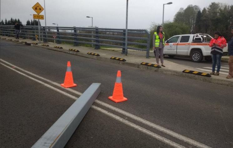 Tránsito en el puente Cau Cau fue suspendido por bus que derribó estructura metálica